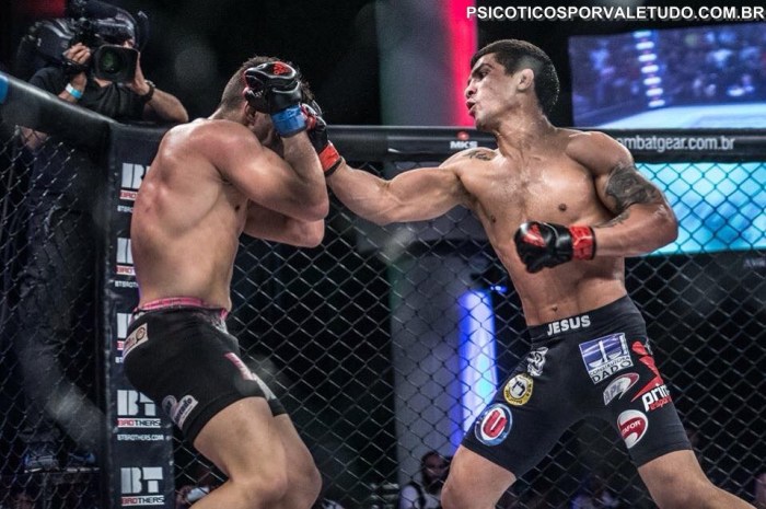 Ronaldo Cândido finalizou mais um oponente e garantiu o cinturão até 57kg / Foto: Deive Coutinho