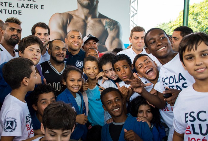 Escola de Lutas José Aldo atende a 200 crianças no Complexo da Maré