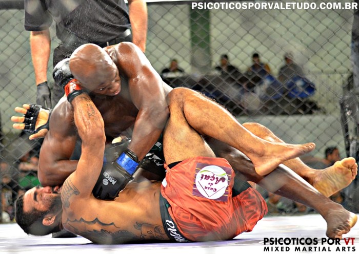 Wallace Lopes surpreendeu Giovanni com cotovelas no chão 