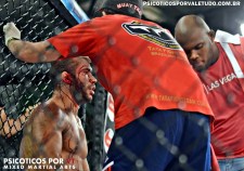 Bohrer com um corte profundo na testa não pode continuar no combate