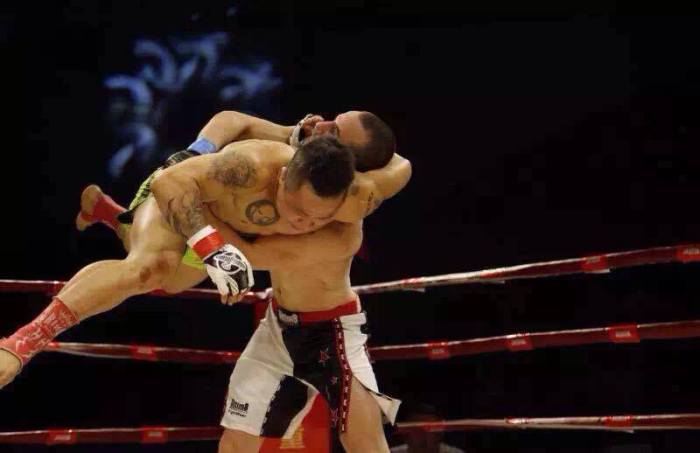 Denilson derruba o adversário/ Foto: Divulgação