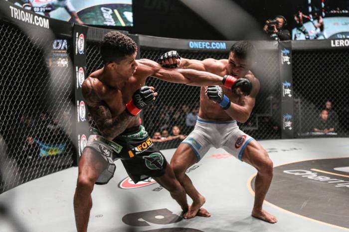 Adriano Moraes acerta soco no rival / Fotos: One FC/ Divulgação 