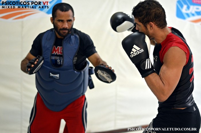 Leo Santos fazendo o treino de boxe com Giovanni Diniz.