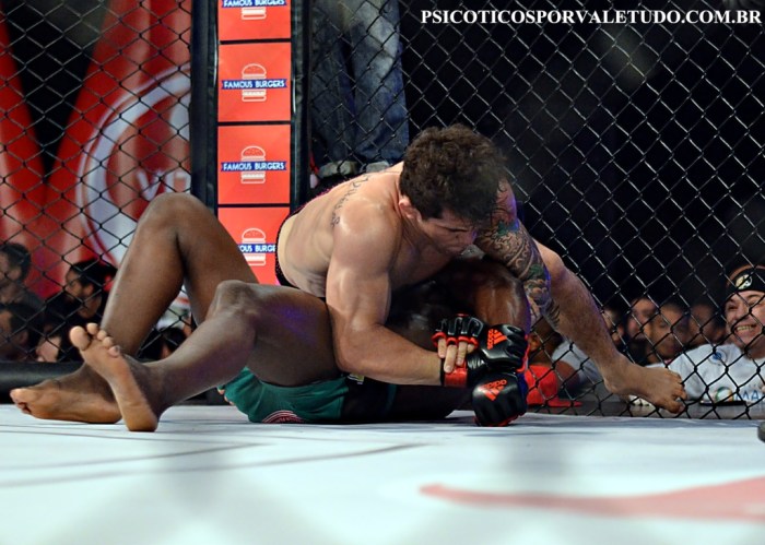 Ronys Torres manteve o cinturão da categoria peso-leve (até 70,3kg) após duelo contra Wallace Lopes