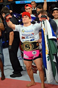 Ronys Torres manteve o cinturão dos leves do Shooto Brasil