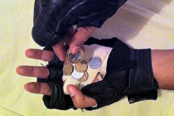 Com a crise lutadores contam as moedas para sobreviver. 