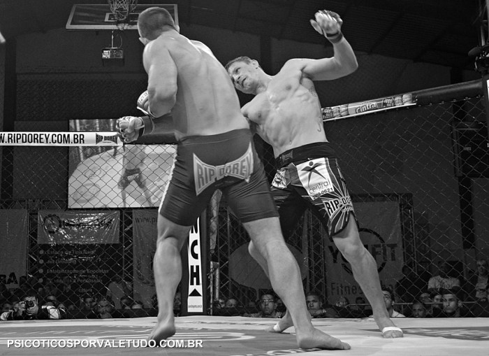 Lindo cruzado de Gustavo Ximu onde levou seu adversário