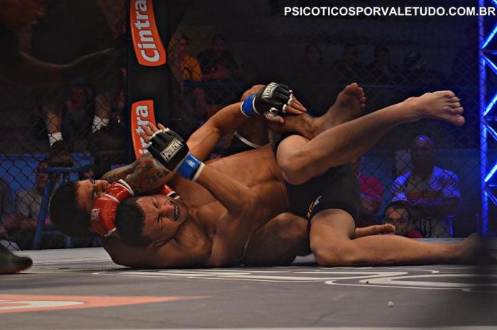 Alexandre Pantoja finalizou Daniel Araujo com esse justíssimo mata leão.