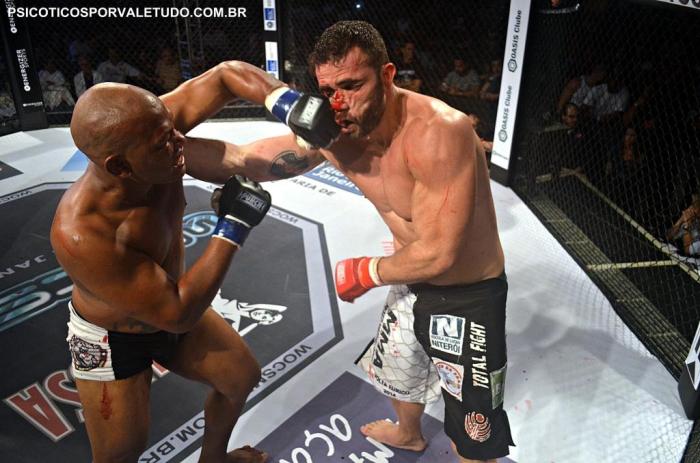 Felipe Dourado em um lindo cruzado em Daniel Oliveira é protagonista de uma de nossas mais belas fotos.