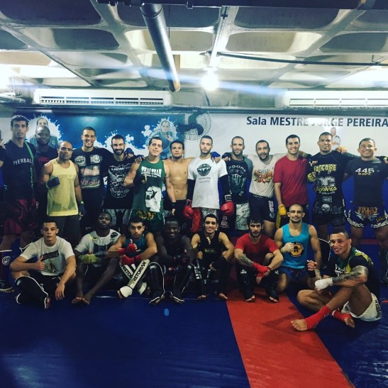 Lutador ao lado dos companheiros de TFT