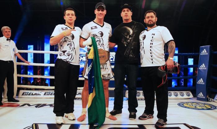 Felipe Micheletti venceu Carlos Meza e é o novo campeão peso-pesado. Foto João da Hora