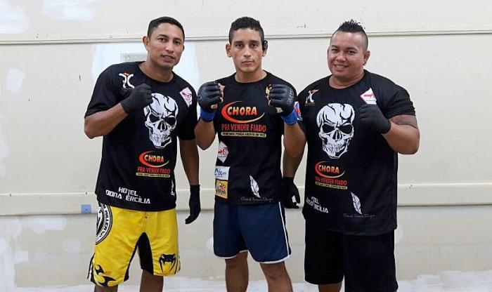 Zairo Garcia - ao centro - vencedor do co-main event em Coari - Divulgação