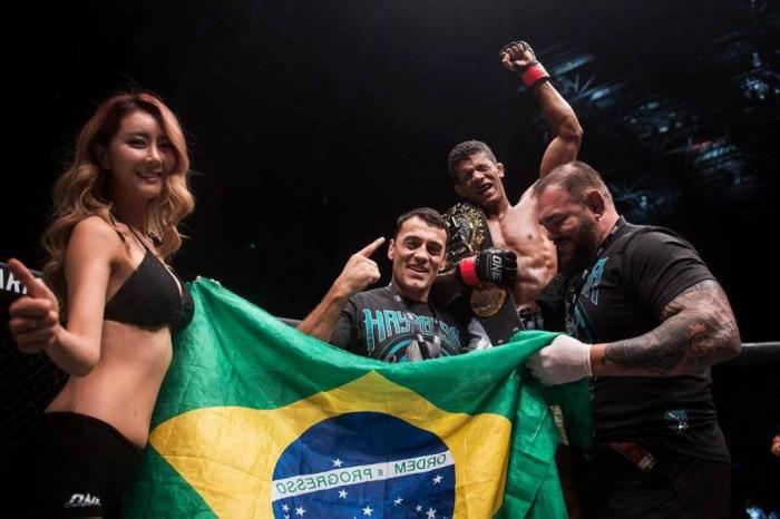 A comemoração com os treinadores da American Top Team (Divulgação/ONE)