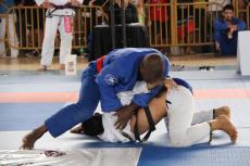 Denis Gomes, por cima, foi campeão absoluto na faixa preta