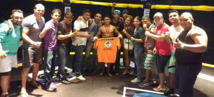 Jacarezinho comemora vitória no Amazon Champions Fight 2 com equipe - Divulgação