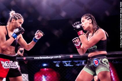Bruna Araújo vs Gisele Barbosa foi a melhor luta da noite do evento. Foto: Ruiva Fight / Psicóticos por VT