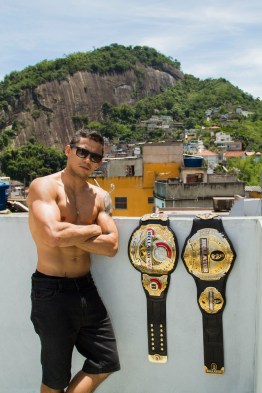 DUDU DANTAS posa em laje no Morro Santo Amaro FOTO DAN BEHR