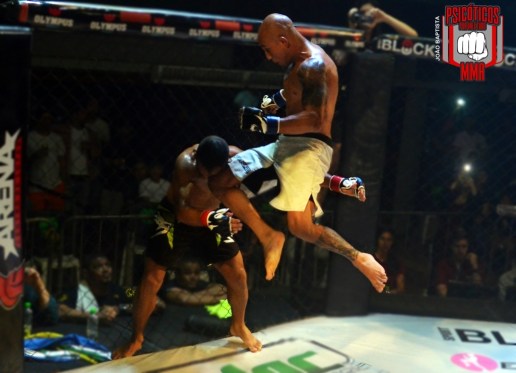 Mauricio Facção desferiu esta linda joelhada voadora em Wanderson Panda