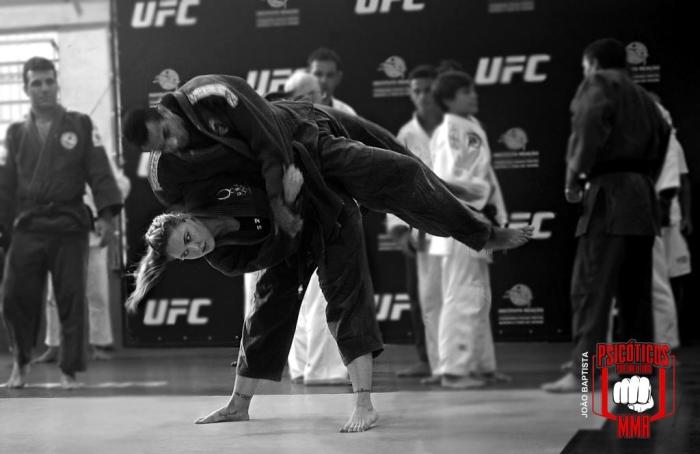 Ronda em sua primeira visita ao Brasil no Instituto Reação