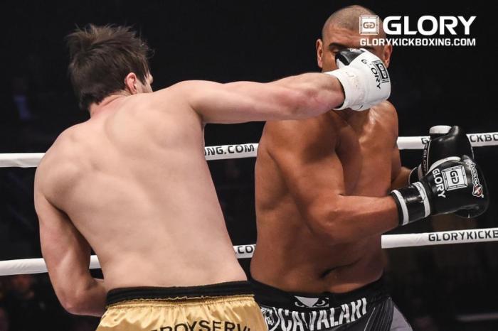 Artem Vakhitov nocauteou Saulo Cavalari. Foto: James Law, GLORY Sports International